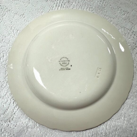 Wedgwood Shell Edge Dinner Plate – Set of 2, Embossed Vine & Leaf Border, Cream - Picture 4 of 4